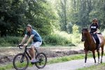 Amsterdamse Bos 26 juni 2021
Fajah Lourens en haar nieuwe vriend Bart Hondebrink in het Amsterdamse bos. Fajah te paard en Bart op een mountainbike