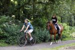 Amsterdamse Bos 26 juni 2021
Fajah Lourens en haar nieuwe vriend Bart Hondebrink in het Amsterdamse bos. Fajah te paard en Bart op een mountainbike