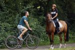 Amsterdamse Bos 26 juni 2021
Fajah Lourens en haar nieuwe vriend Bart Hondebrink in het Amsterdamse bos. Fajah te paard en Bart op een mountainbike