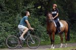 Amsterdamse Bos 26 juni 2021
Fajah Lourens en haar nieuwe vriend Bart Hondebrink in het Amsterdamse bos. Fajah te paard en Bart op een mountainbike
