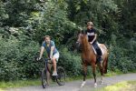 Amsterdamse Bos 26 juni 2021
Fajah Lourens en haar nieuwe vriend Bart Hondebrink in het Amsterdamse bos. Fajah te paard en Bart op een mountainbike