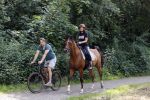 Amsterdamse Bos 26 juni 2021
Fajah Lourens en haar nieuwe vriend Bart Hondebrink in het Amsterdamse bos. Fajah te paard en Bart op een mountainbike