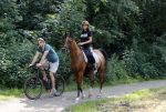 Amsterdamse Bos 26 juni 2021
Fajah Lourens en haar nieuwe vriend Bart Hondebrink in het Amsterdamse bos. Fajah te paard en Bart op een mountainbike