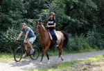 Amsterdamse Bos 26 juni 2021
Fajah Lourens en haar nieuwe vriend Bart Hondebrink in het Amsterdamse bos. Fajah te paard en Bart op een mountainbike