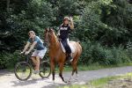 Amsterdamse Bos 26 juni 2021
Fajah Lourens en haar nieuwe vriend Bart Hondebrink in het Amsterdamse bos. Fajah te paard en Bart op een mountainbike