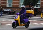 Amsterdam 25 juni 2021
Getir koerier op scooter. Getir bezorgd binnen 10 minuten