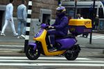 Amsterdam 25 juni 2021
Getir koerier op scooter. Getir bezorgd binnen 10 minuten