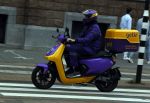 Amsterdam 25 juni 2021
Getir koerier op scooter. Getir bezorgd binnen 10 minuten