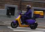 Amsterdam 25 juni 2021
Getir koerier op scooter. Getir bezorgd binnen 10 minuten