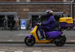 Amsterdam 25 juni 2021
Getir koerier op scooter. Getir bezorgd binnen 10 minuten
