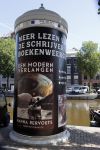 Amsterdam 15 juni 2021
Hanna Bervoets bij haar reclamezuil op de grachten van Amsterdam. Haar vriendin Inge de Frank maakt fotos