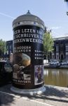 Amsterdam 15 juni 2021
Hanna Bervoets bij haar reclamezuil op de grachten van Amsterdam. Haar vriendin Inge de Frank maakt fotos