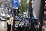 Amsterdam 15 juni 2021
Hanna Bervoets bij haar reclamezuil op de grachten van Amsterdam. Haar vriendin Inge de Frank maakt fotos
