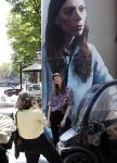 Amsterdam 15 juni 2021
Hanna Bervoets bij haar reclamezuil op de grachten van Amsterdam. Haar vriendin Inge de Frank maakt fotos
