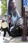 Amsterdam 15 juni 2021
Hanna Bervoets bij haar reclamezuil op de grachten van Amsterdam. Haar vriendin Inge de Frank maakt fotos