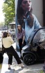 Amsterdam 15 juni 2021
Hanna Bervoets bij haar reclamezuil op de grachten van Amsterdam. Haar vriendin Inge de Frank maakt fotos