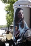 Amsterdam 15 juni 2021
Hanna Bervoets bij haar reclamezuil op de grachten van Amsterdam. Haar vriendin Inge de Frank maakt fotos