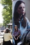 Amsterdam 15 juni 2021
Hanna Bervoets bij haar reclamezuil op de grachten van Amsterdam. Haar vriendin Inge de Frank maakt fotos