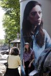 Amsterdam 15 juni 2021
Hanna Bervoets bij haar reclamezuil op de grachten van Amsterdam. Haar vriendin Inge de Frank maakt fotos