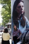 Amsterdam 15 juni 2021
Hanna Bervoets bij haar reclamezuil op de grachten van Amsterdam. Haar vriendin Inge de Frank maakt fotos