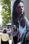 Amsterdam 15 juni 2021
Hanna Bervoets bij haar reclamezuil op de grachten van Amsterdam. Haar vriendin Inge de Frank maakt fotos