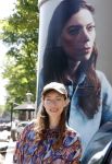 Amsterdam 15 juni 2021
Hanna Bervoets bij haar reclamezuil op de grachten van Amsterdam. Haar vriendin Inge de Frank maakt fotos