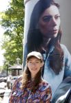 Amsterdam 15 juni 2021
Hanna Bervoets bij haar reclamezuil op de grachten van Amsterdam. Haar vriendin Inge de Frank maakt fotos