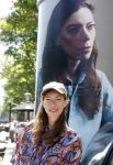 Amsterdam 15 juni 2021
Hanna Bervoets bij haar reclamezuil op de grachten van Amsterdam. Haar vriendin Inge de Frank maakt fotos