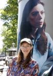 Amsterdam 15 juni 2021
Hanna Bervoets bij haar reclamezuil op de grachten van Amsterdam. Haar vriendin Inge de Frank maakt fotos