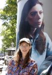 Amsterdam 15 juni 2021
Hanna Bervoets bij haar reclamezuil op de grachten van Amsterdam. Haar vriendin Inge de Frank maakt fotos