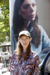 Amsterdam 15 juni 2021
Hanna Bervoets bij haar reclamezuil op de grachten van Amsterdam. Haar vriendin Inge de Frank maakt fotos