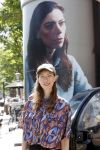 Amsterdam 15 juni 2021
Hanna Bervoets bij haar reclamezuil op de grachten van Amsterdam. Haar vriendin Inge de Frank maakt fotos