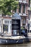 Amsterdam 15 juni 2021
Hanna Bervoets bij haar reclamezuil op de grachten van Amsterdam. Haar vriendin Inge de Frank maakt fotos