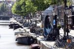 Amsterdam 15 juni 2021
Hanna Bervoets bij haar reclamezuil op de grachten van Amsterdam. Haar vriendin Inge de Frank maakt fotos