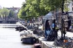 Amsterdam 15 juni 2021
Hanna Bervoets bij haar reclamezuil op de grachten van Amsterdam. Haar vriendin Inge de Frank maakt fotos