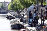 Amsterdam 15 juni 2021
Hanna Bervoets bij haar reclamezuil op de grachten van Amsterdam. Haar vriendin Inge de Frank maakt fotos