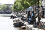Amsterdam 15 juni 2021
Hanna Bervoets bij haar reclamezuil op de grachten van Amsterdam. Haar vriendin Inge de Frank maakt fotos