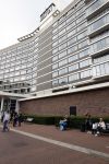 Amsterdam 11 juli 2021
Koos v Dijk , manager Herman Brood op zijn sterfdag bij bankje bij het Hilton Hotel