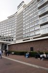 Amsterdam 11 juli 2021
Koos v Dijk , manager Herman Brood op zijn sterfdag bij bankje bij het Hilton Hotel