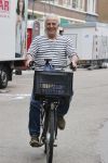 Amsterdam 24 juli 2021
Huub Stapel op de fiets in Amsterdam zuid