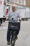 Amsterdam 24 juli 2021
Huub Stapel op de fiets in Amsterdam zuid