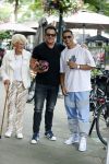 Amsterdam 10 juli 2021
Gerard Joling met zijn moeder op de cornelis schuytstraat. Gerard met Jalal Oba