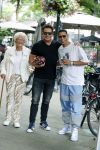 Amsterdam 10 juli 2021
Gerard Joling met zijn moeder op de cornelis schuytstraat. Gerard met Jalal Oba