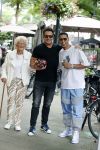 Amsterdam 10 juli 2021
Gerard Joling met zijn moeder op de cornelis schuytstraat. Gerard met Jalal Oba