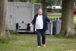 Zeist 8 juli 2021
Bas Nijhuis vraagt zijn vriendin Chantal ten huwelijk. Chantal kwam met een helicopter naar slot Zeist gevlogen. Wolter Kroes zong ze toe. Jan Boskamp