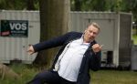 Zeist 8 juli 2021
Bas Nijhuis vraagt zijn vriendin Chantal ten huwelijk. Chantal kwam met een helicopter naar slot Zeist gevlogen. Wolter Kroes zong ze toe. Jan Boskamp