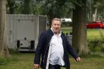 Zeist 8 juli 2021
Bas Nijhuis vraagt zijn vriendin Chantal ten huwelijk. Chantal kwam met een helicopter naar slot Zeist gevlogen. Wolter Kroes zong ze toe. Jan Boskamp