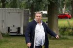 Zeist 8 juli 2021
Bas Nijhuis vraagt zijn vriendin Chantal ten huwelijk. Chantal kwam met een helicopter naar slot Zeist gevlogen. Wolter Kroes zong ze toe. Jan Boskamp