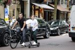 Amsterdam 10 juli 2021
Jeroen v d Boom en zijn zoon Luuk in Amsterdam zuid. Jeroen op een electrische van Moof en Luuk op een electrische step