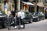 Amsterdam 10 juli 2021
Jeroen v d Boom en zijn zoon Luuk in Amsterdam zuid. Jeroen op een electrische van Moof en Luuk op een electrische step
